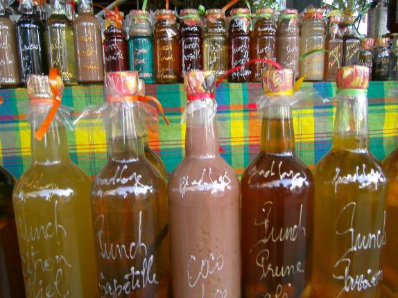 Coleção de punches em bar na praia de Sainte-Anne, no litoral sul de Grande Terre, em Guadalupe